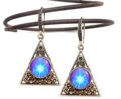 Pyramid shaped bronze Earrings with a lacy filigree setting and featuring blue starburst artwork against a violet background, Chakra Art, Gypsy Jewelry